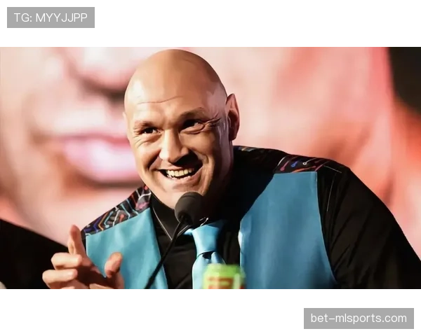 泰森·富里打起来像台风，回家抱娃的样子竟然有点暖